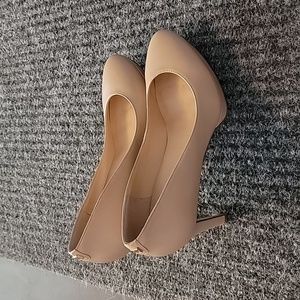Womens nude/tan heels